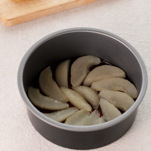 型に洋梨を並べる