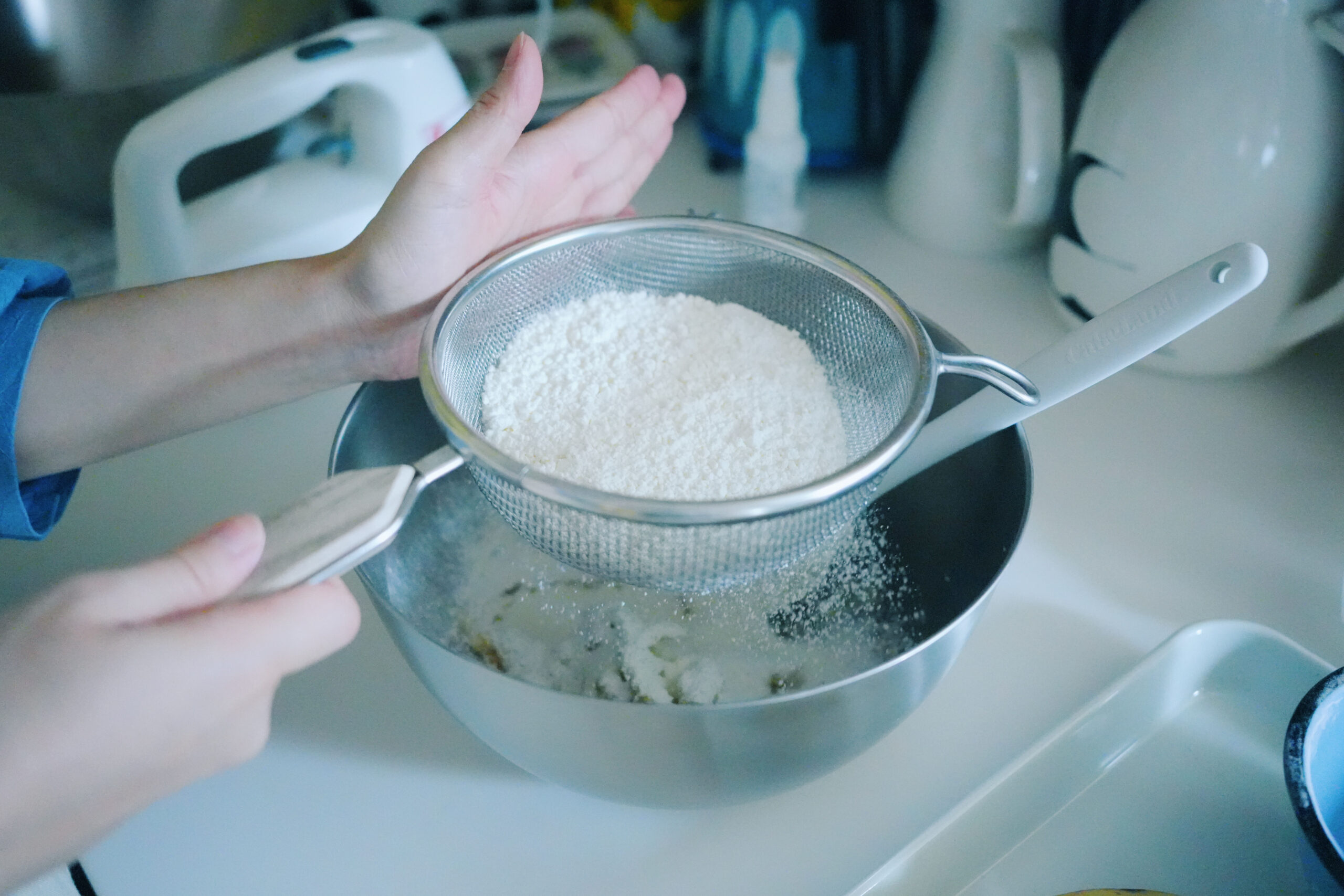 粉類をふるい入れる